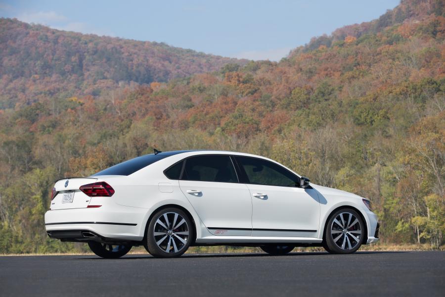  Volkswagen Passat GT Concept 2016 года  (фото 5 из 8)